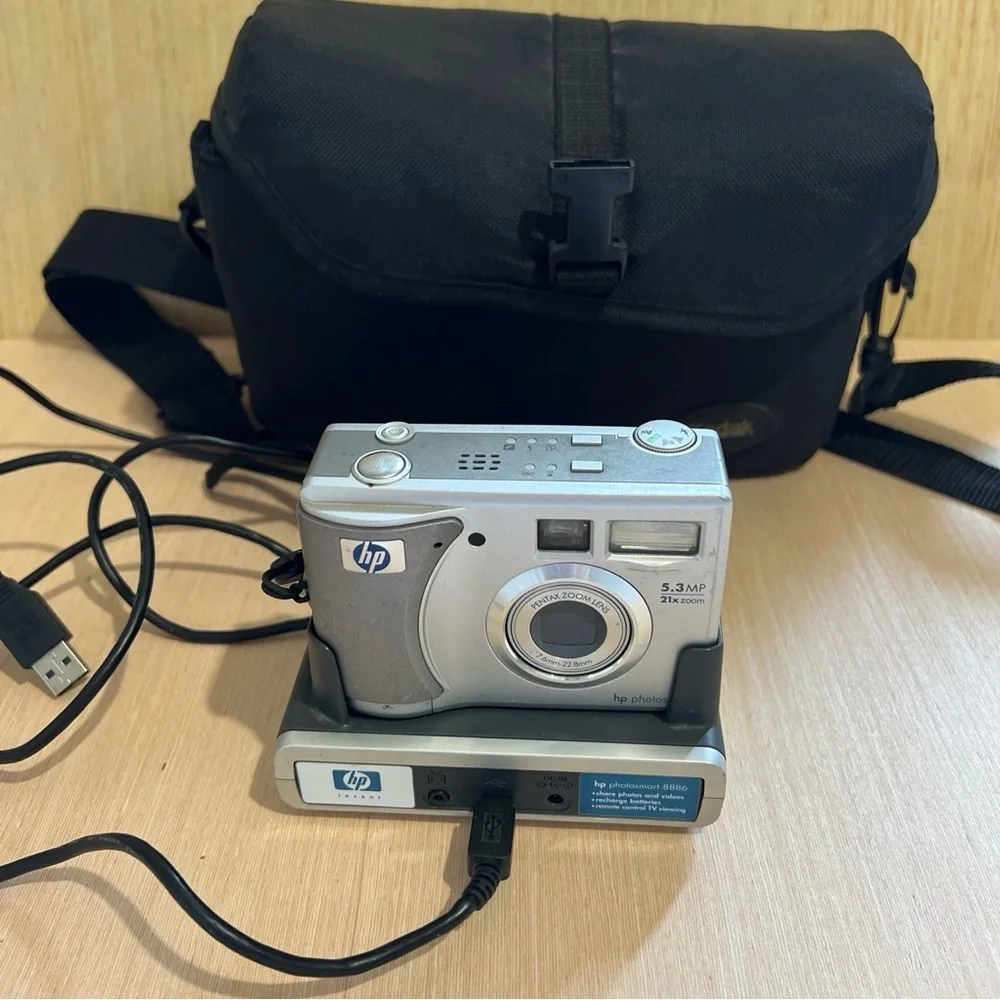 HP Photosmart 8886 Camera Tested w/Docking Station Untested Turns On-Read Below